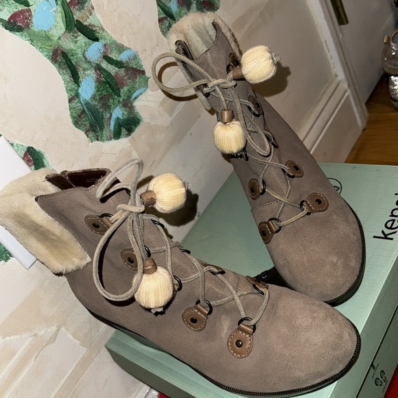 BRAND NEW WINTER BOOTS NEVER WORN PLS BUYYYY - Picture 4 of 5